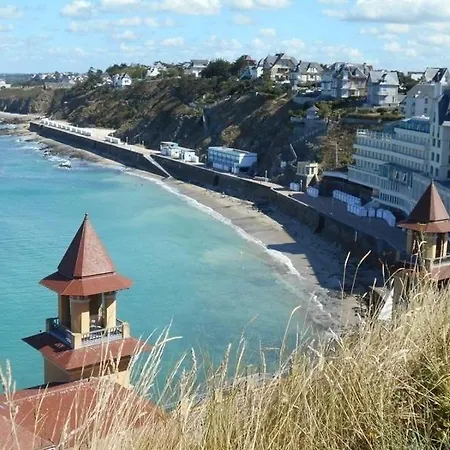 לינה וארוחת בוקר La Maison Des Matignon 2